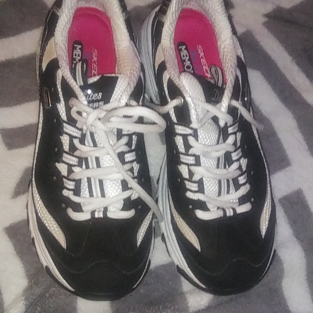 Women's tennis shoes